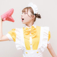 ピンク色のミトンと会話するメイドさんのコスプレ撮影の写真