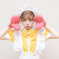 ピンクの鍋つかみミトンを両手にはめたメイドガールの写真