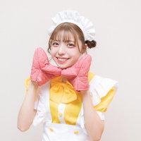 エプロン姿でミトンを両手に笑顔のメイドさんの写真