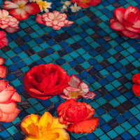 プールの水面に浮かぶベゴニアと色とりどりの花の写真