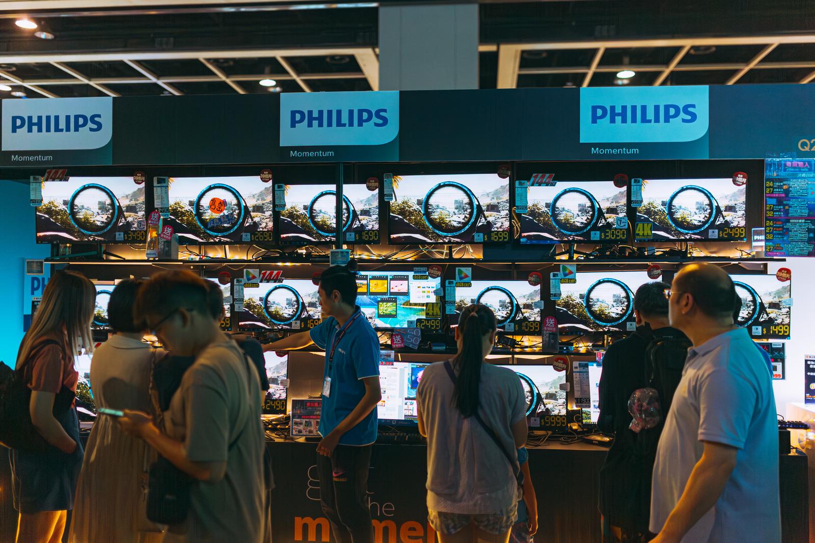 eスポーツイベント会場でPHILIPSのゲーミングモニターを体験する来場者たち