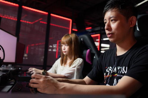 赤いネオンが光るeスポーツ施設でトレーニング中のプロゲーマー