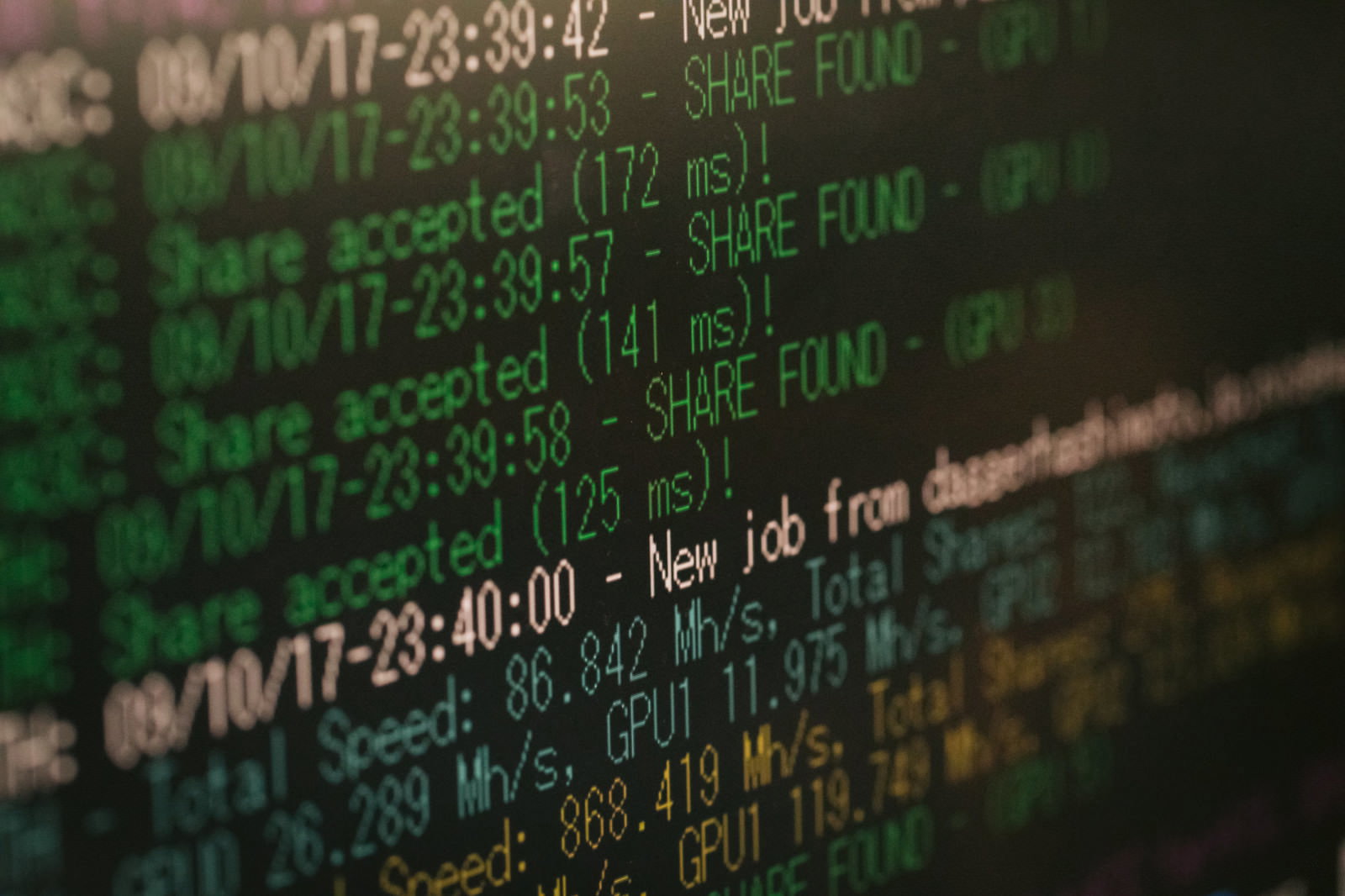 マイニングプログラムが表示されたコンピューターモニター画面