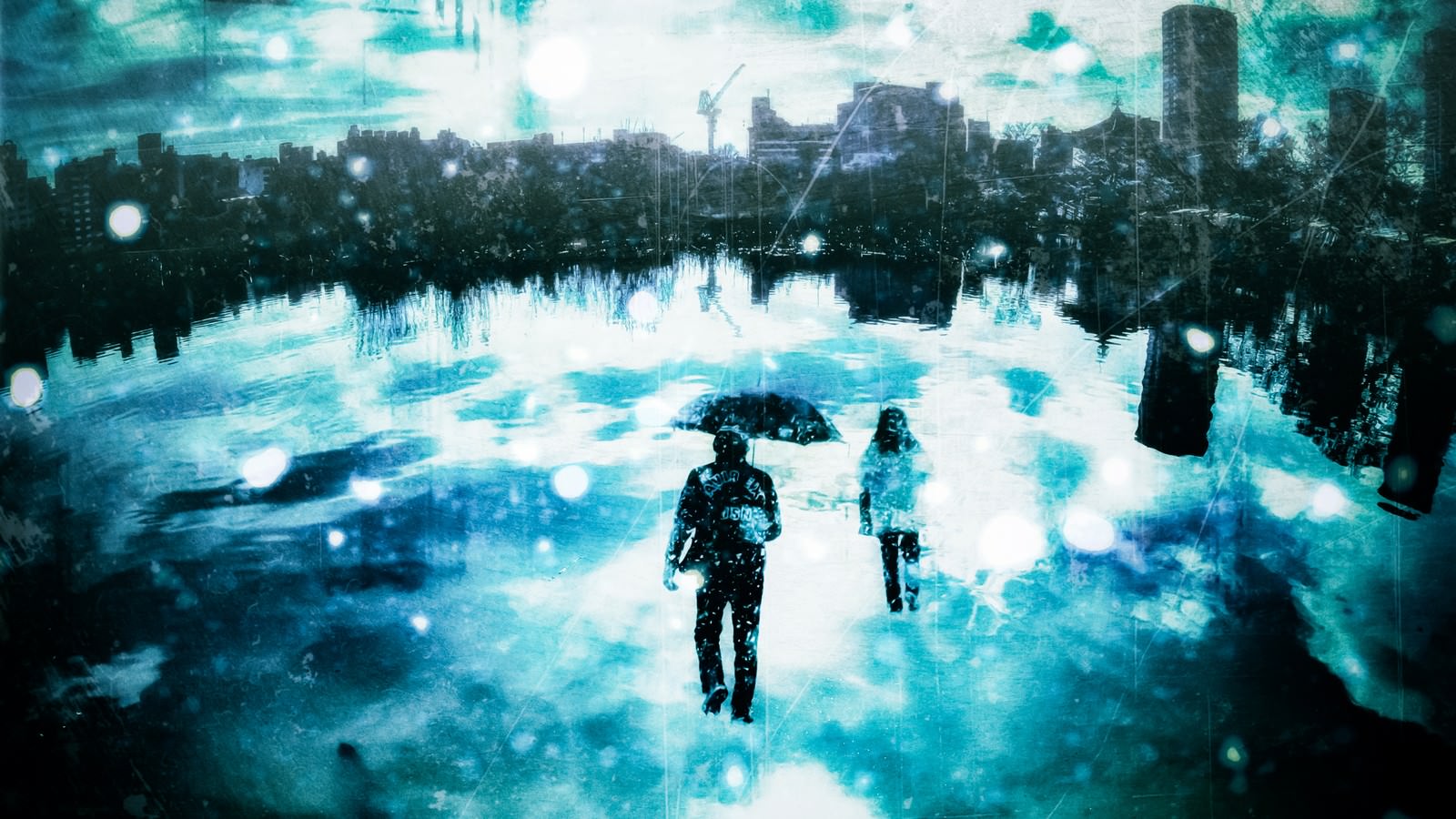雪降る都会で傘をさす人物と水面に映るビル群