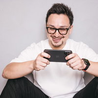 ゲス顔でスマホのムービーを観るドイツ人ハーフ男性の写真