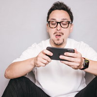 射幸心を煽られて課金するドイツ人ハーフ男性の写真
