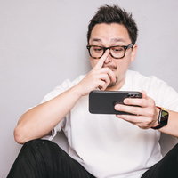 マル秘映像を見て興奮するドイツ人ハーフの男性の写真