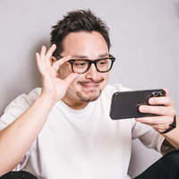隠れて秘密の動画を見てニヤけるドイツ人ハーフの男性の写真