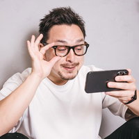 秘密の動画を視聴しながら思わず「ウッヒョー」と声が出てしまうドイツ人ハーフの写真