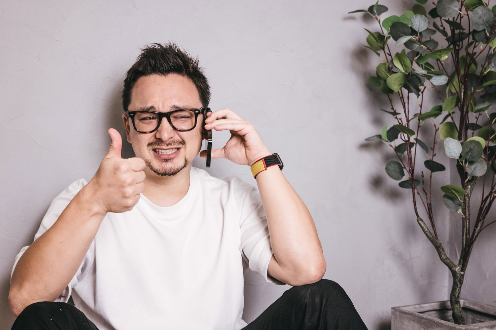 親指を立てて笑顔でポーズを取る眼鏡をかけた男性［モデル：Max_Ezaki］