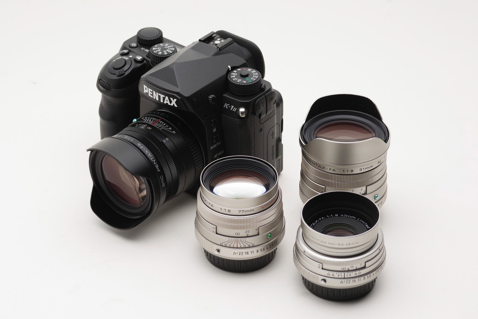白背景にPENTAX K-1MarkⅡと複数のFA Limitedレンズが配置された撮影機材