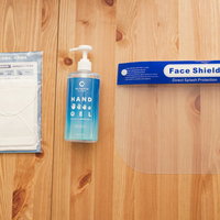 政府支給の布マスクとアルコール消毒液、フェイスシールドの比較の写真