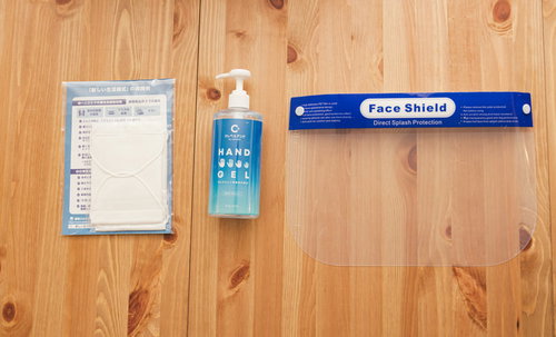 政府支給の布マスクとアルコール消毒液、フェイスシールドの比較