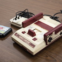 懐かしの家庭用ゲーム機ファミコンとカセットの写真