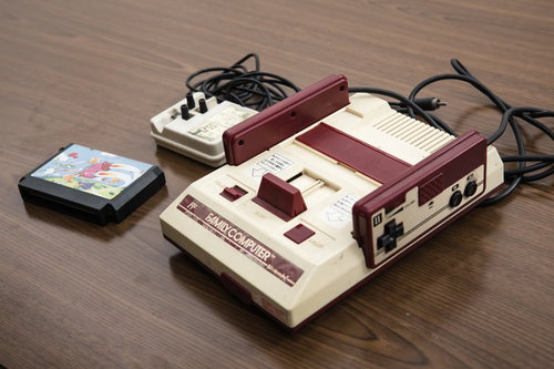 懐かしの家庭用ゲーム機ファミコンとカセット
