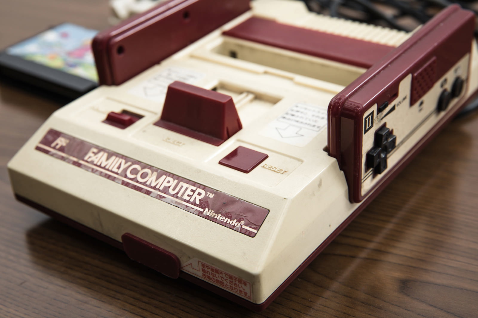 ファミコン本体とゲームカートリッジの俯瞰写真