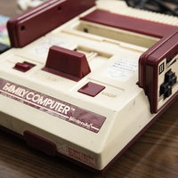 子供の頃に愛用していたファミコン本体とカートリッジの写真