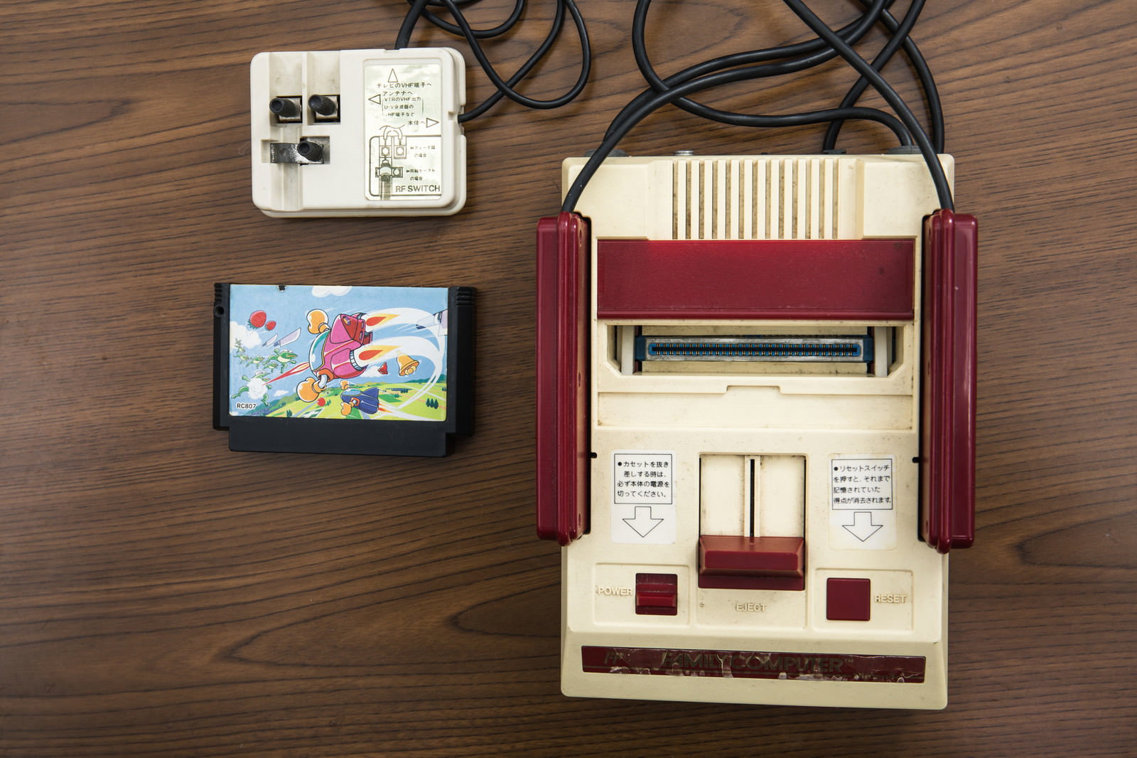 昭和のファミコン本体とカセット、RFスイッチの写真素材 - フリー素材 