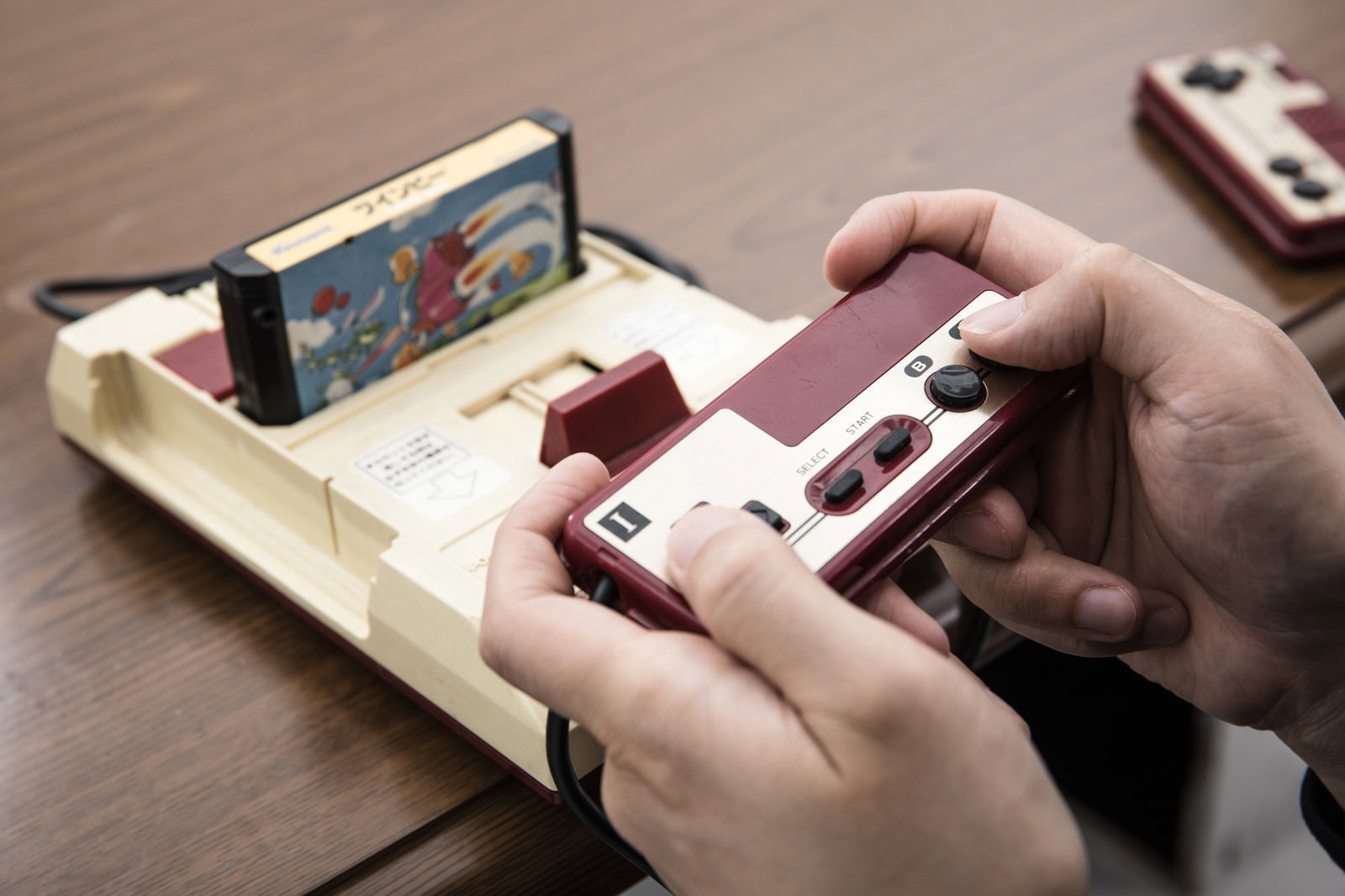 ファミコンのコントローラーを両手で正しく持つ手元［モデル：大川竜弥］