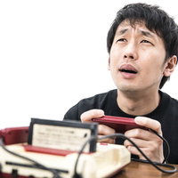 配管工のおじさんがファミコンで穴に落ちてゲームオーバーの写真