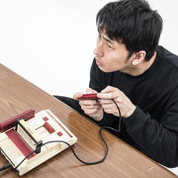 毎日がゴールデンウィークの自宅警備員がファミコンに熱中の写真