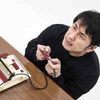 また冒険の書が消えた、ファミコンでゲームオーバーの男性の写真