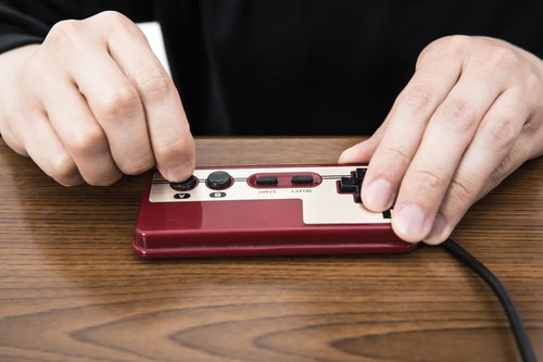 ファミコンで16連打を披露する男性