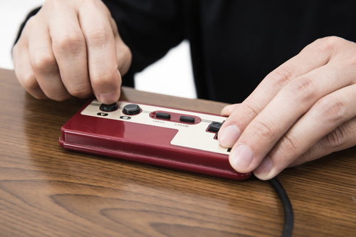 ファミコンのコントローラーで連打する指にバネを仕込んだ様子