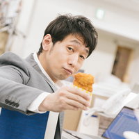 俺のフライドチキンひと口食べる？の写真