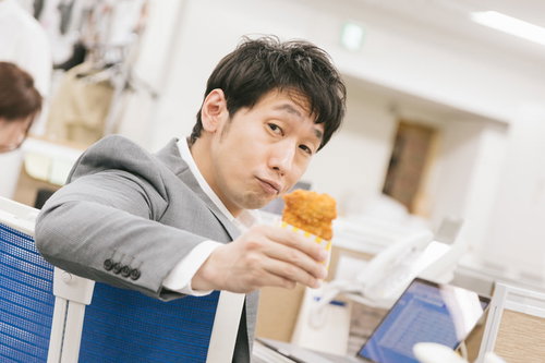 俺のフライドチキンひと口食べる？