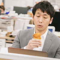 フライドチキンを見てテンションが揚げ揚げな男性の写真