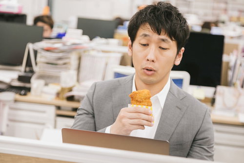 フライドチキンを見てテンションが揚げ揚げな男性