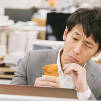 「仕事中に食べたら怒られるかな？」と悩むチキン野郎の写真