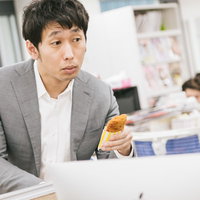 「フライドチキン食べる？」と勧める隣席の先輩の写真