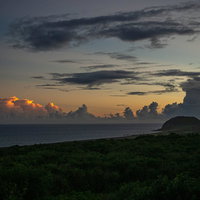 日没を迎える摺鉢山の写真