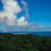 虹と遠くに霞む南硫黄島の写真