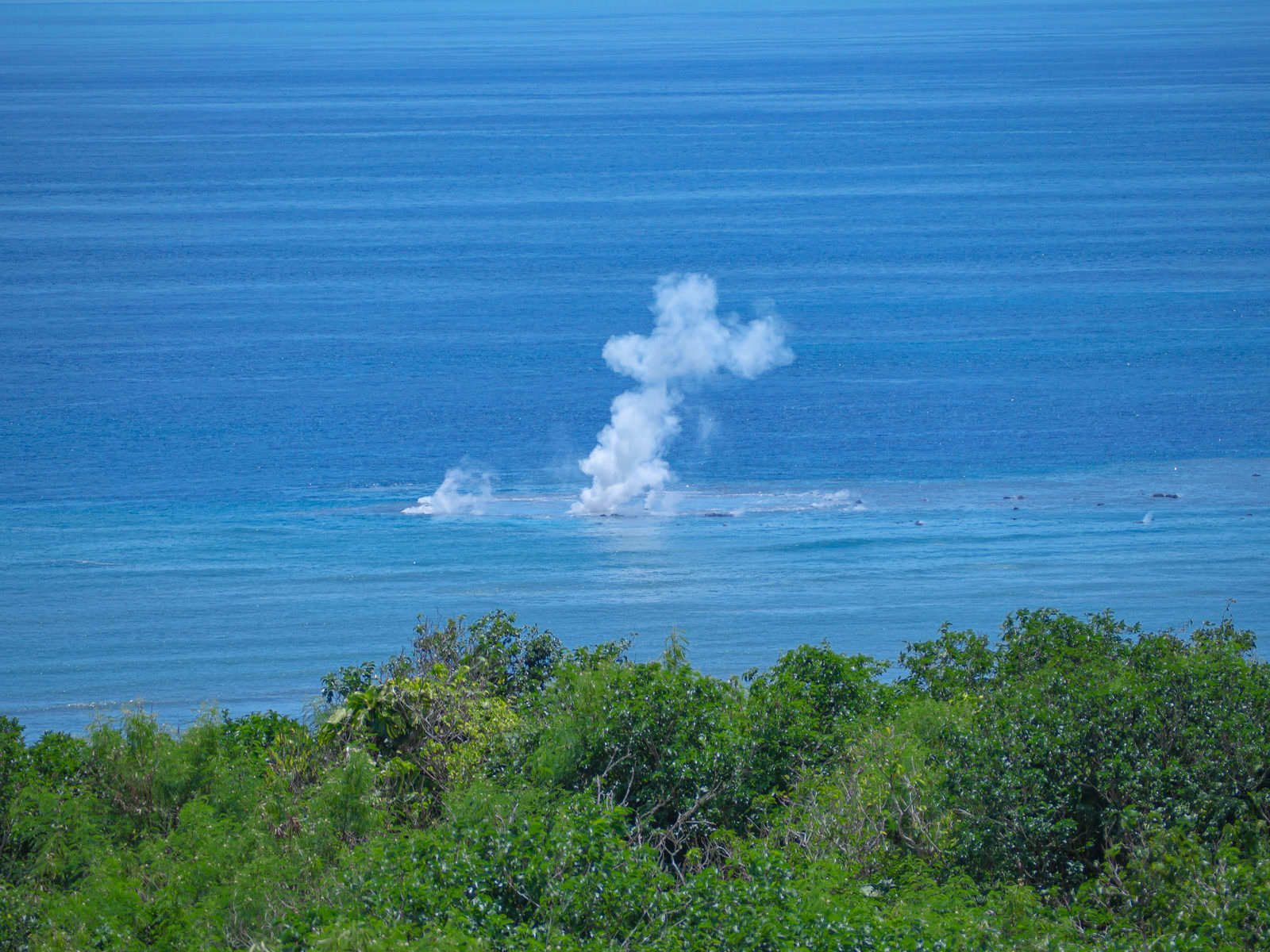 海底火山の噴火で海面から水蒸気が立ち上る