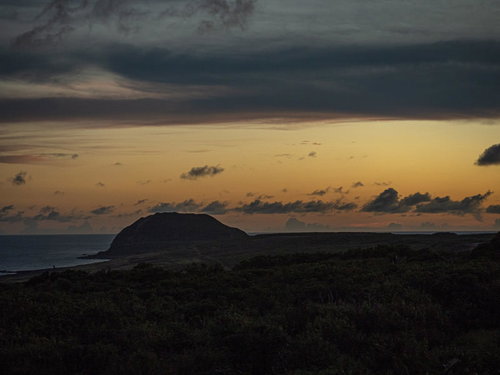 暮れゆく空に姿を残す摺鉢山