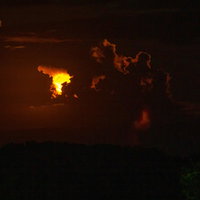 雲間に姿を現した月の写真