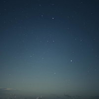 月夜にぼんやりと照らされる南硫黄島の写真