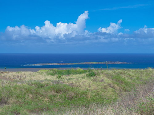 草が茂る高台から見る監獄岩