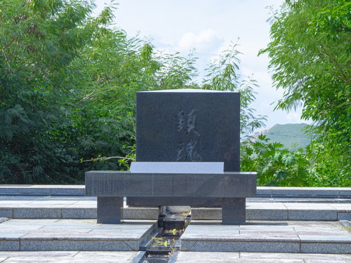 鎮魂の丘に建つ鎮魂の碑