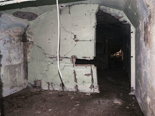 亀裂が入り今にも崩れそうな船見台トーチカ内部の壁
