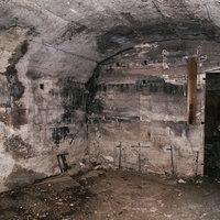 壁が剥がれ中の鉄筋が覗いた部分もあるが比較的形を留めている船見台トーチカの内部の写真