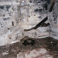 当時の設備が壁に残る船見台トーチカの内部の写真