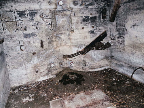 当時の設備が壁に残る船見台トーチカの内部