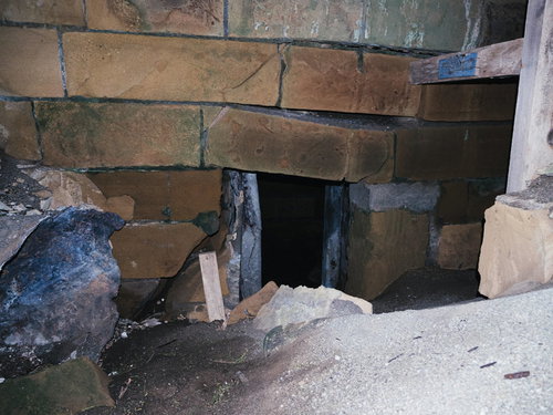 コンクリートだけでなくレンガも使われている船見台トーチカ内部の様子