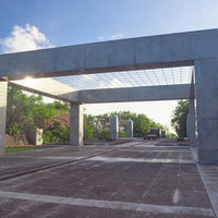 傾きかけた太陽の光を反射する鎮魂の丘の写真