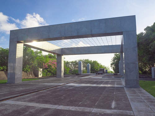 傾きかけた太陽の光を反射する鎮魂の丘