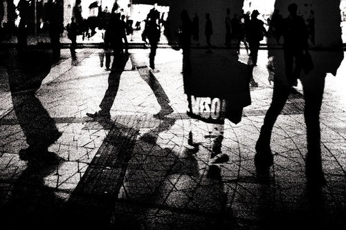 交差する世界、人混みの中の通行人、モノクロで捉えた都市の日常風景